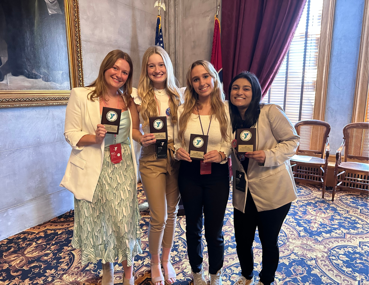 Hutchison+seniors+%28left+to+right%29+Blair+Mellone%2C+Adela+Calzada%2C+Kate+Anderson%2C+and+Shifa+Qureshi+attending+YIG+at+the+Tennessee+State+Capital.